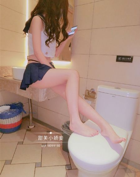 年轻母亲观看
