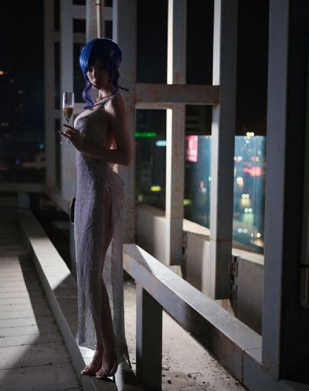 两个女人在有风景的海滩